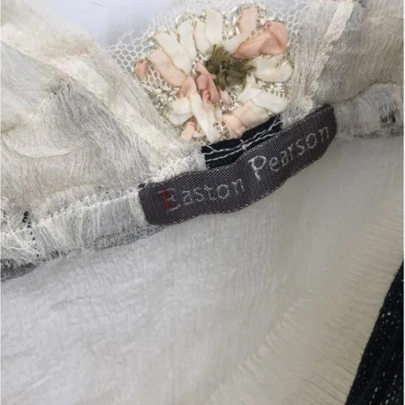 Easton Pearson Sheer Floral Lace Top with Black Trim 100% silk - Picture 4 of 4